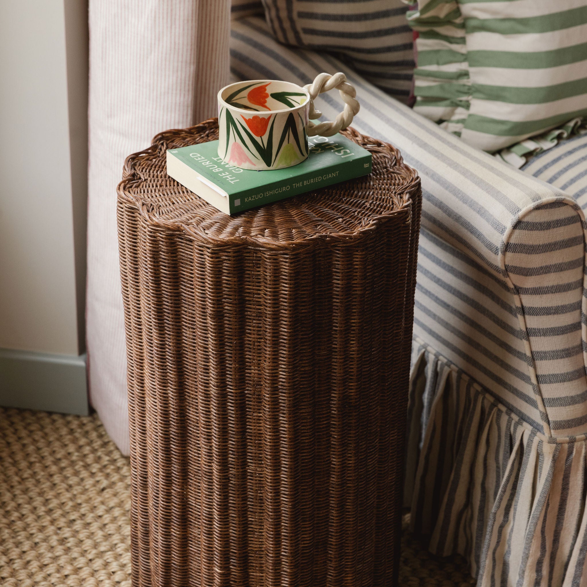 Connie-rattan-wavy-table-teak-close-up