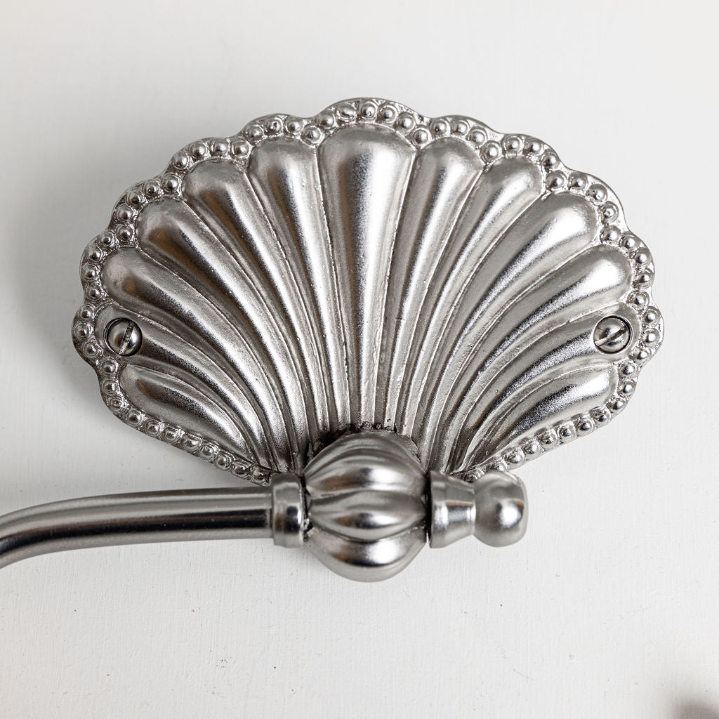 Cara-toilet-roll-holder-chrome-close-up