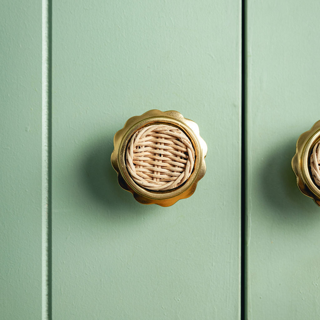 Delilah Round Knob, Gold & Natural life style close up