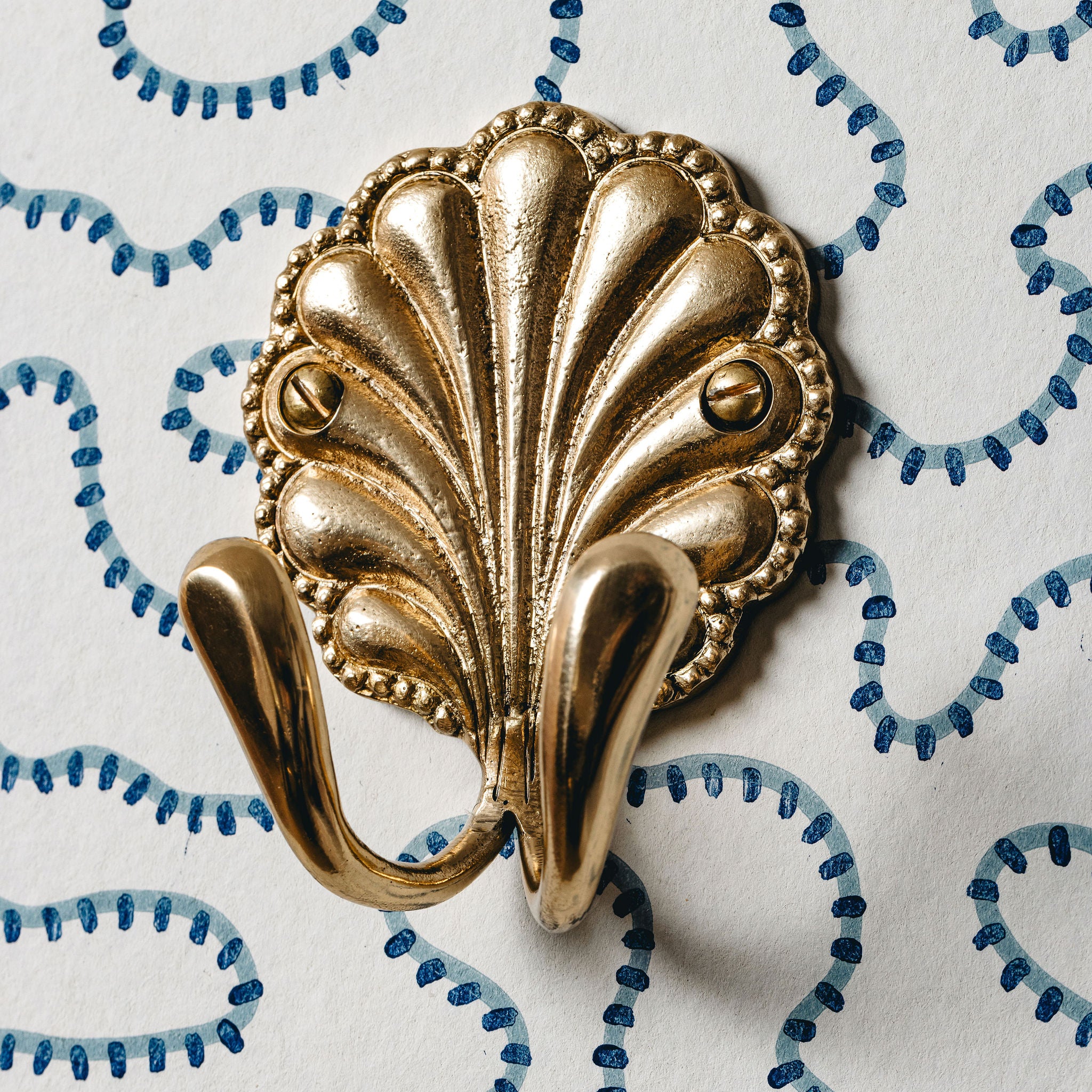 SHELL-WALL-HOOK-DOUBLE-NATURAL-CLOSEUP