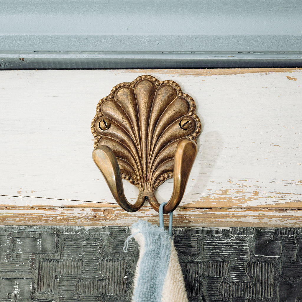 Shell-hook-double-aged-brass-lifestyle
