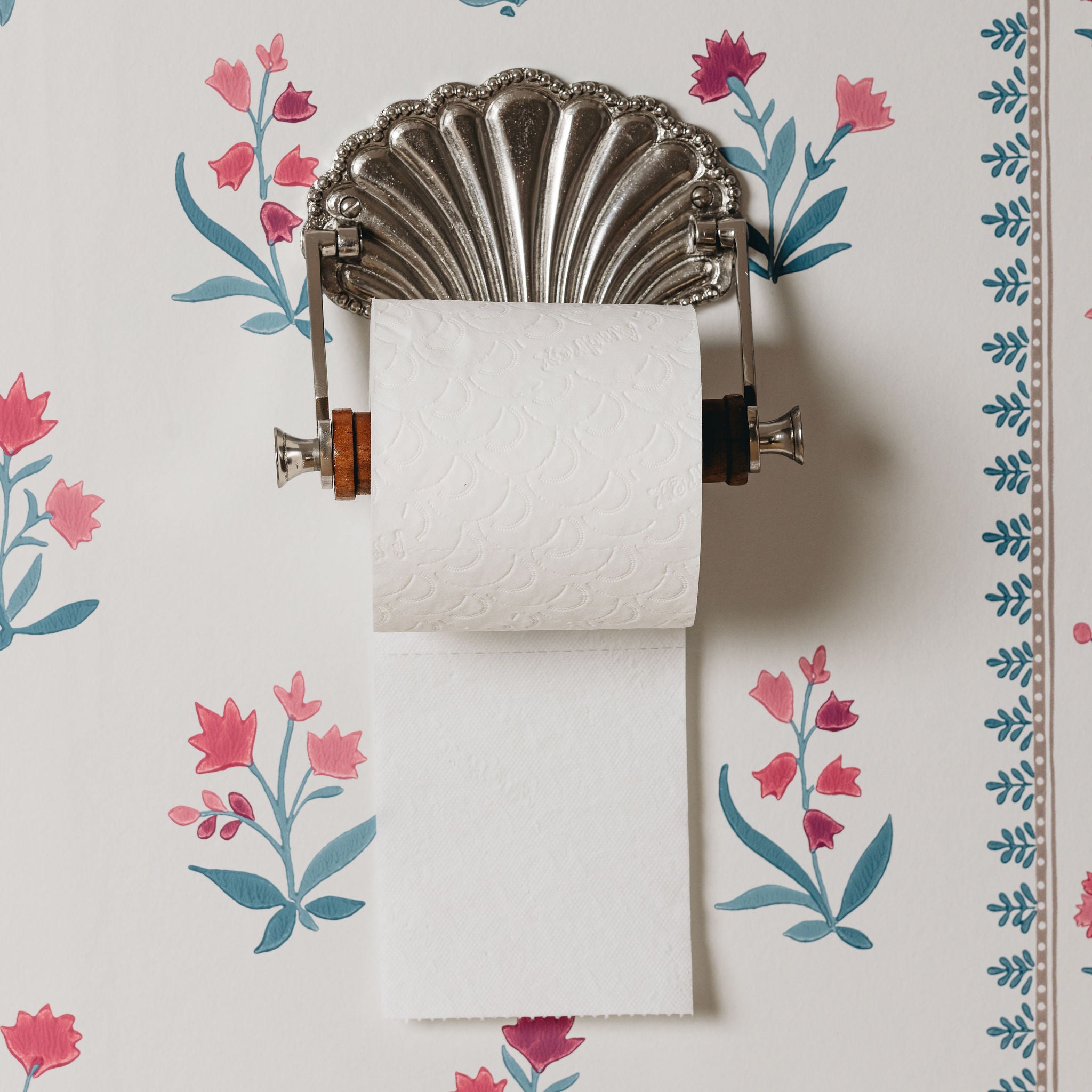 Shell-loo-roll-holder-chrome-with-a-loo-roll