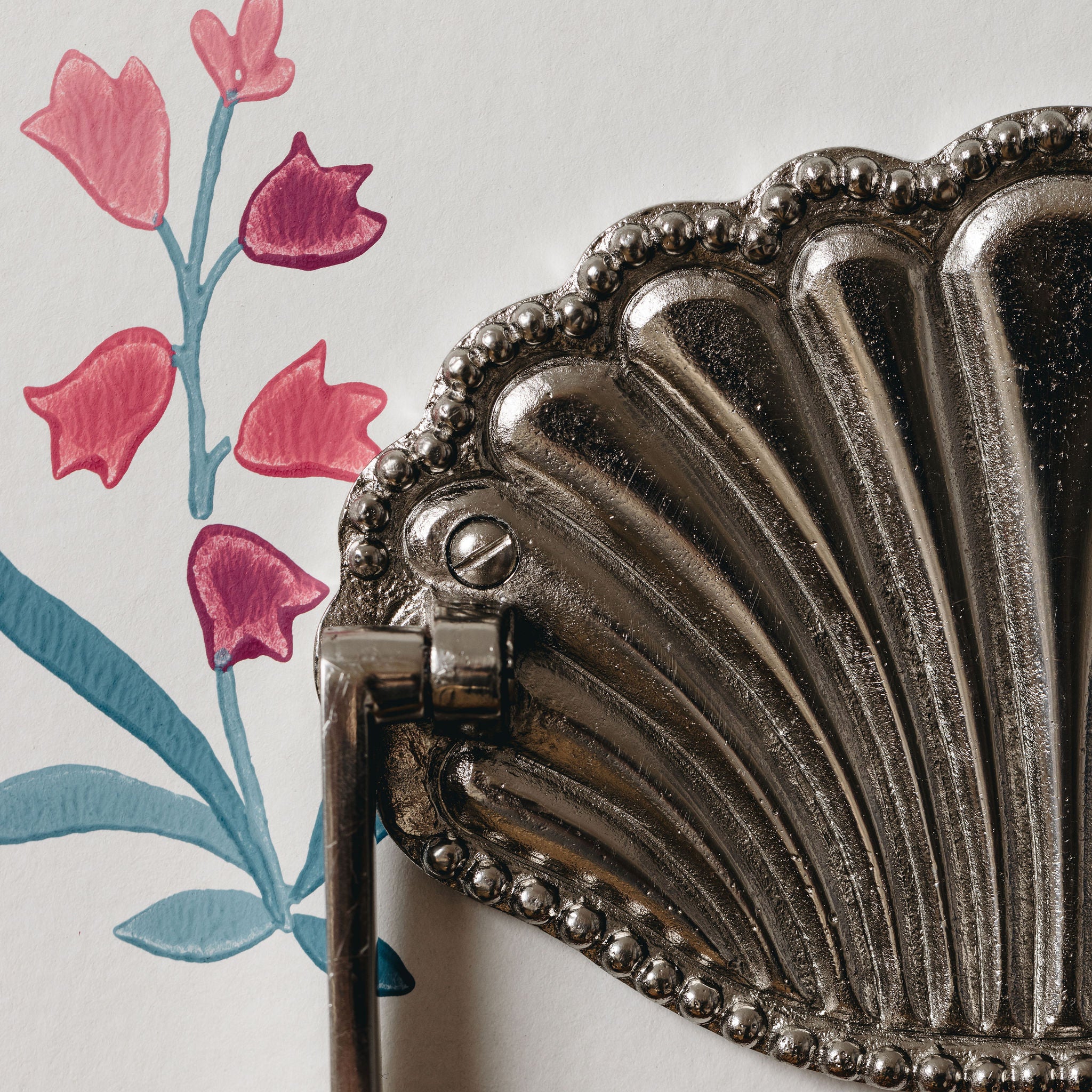 Shell-loo-roll-holder-chrome-close-up