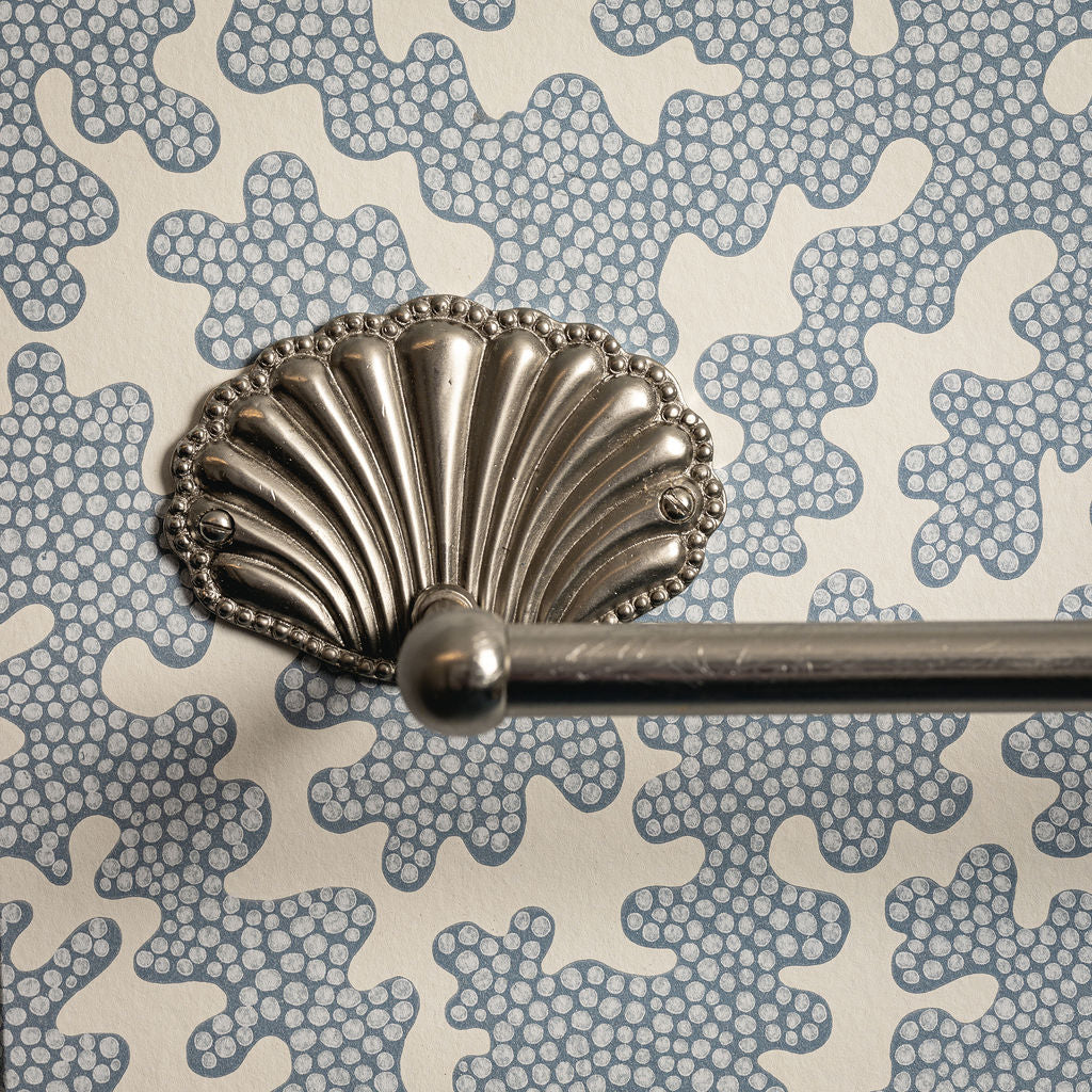 Shell-towel-rack-chrome-close-up