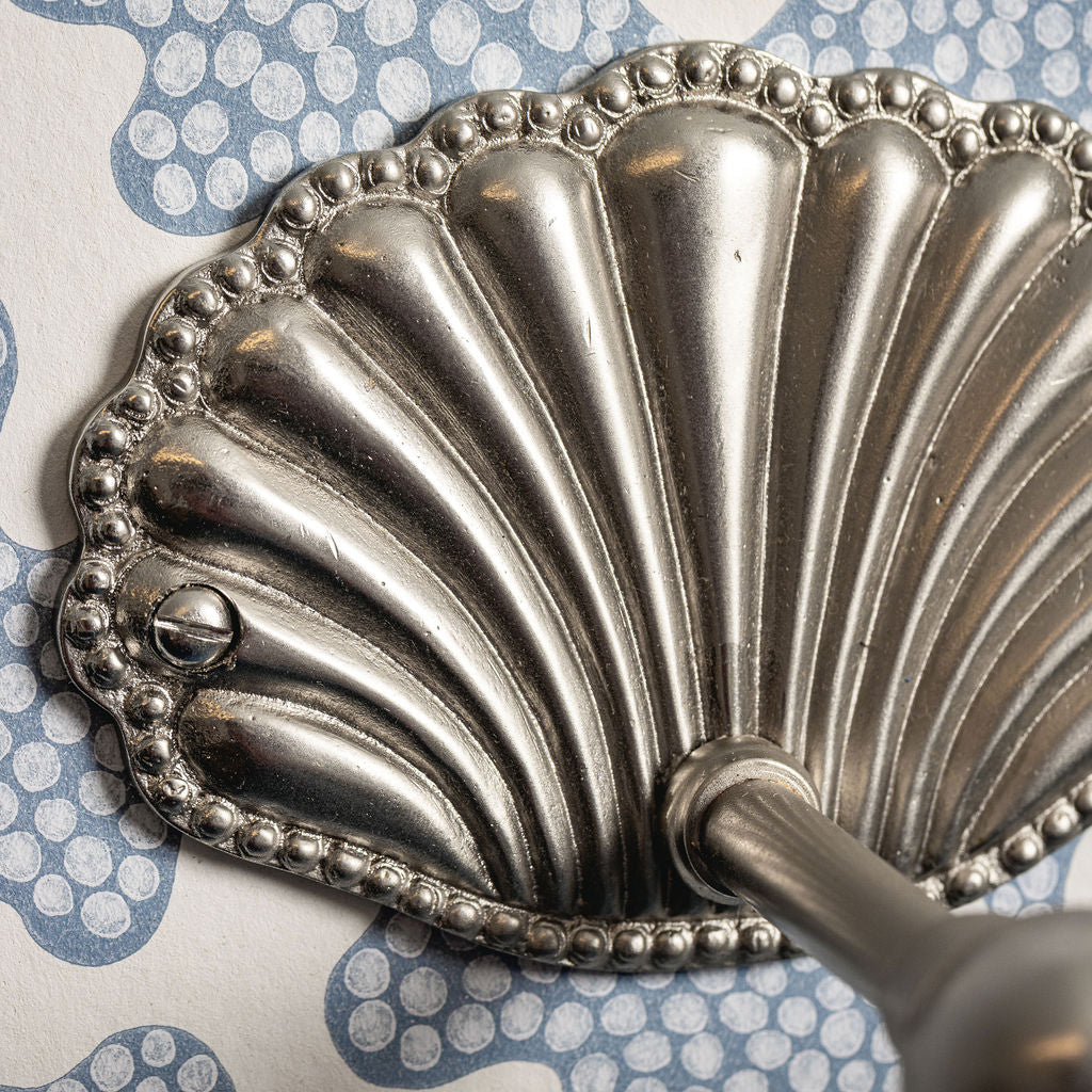 Shell-towel-rack-chrome-lifestyle-close up t