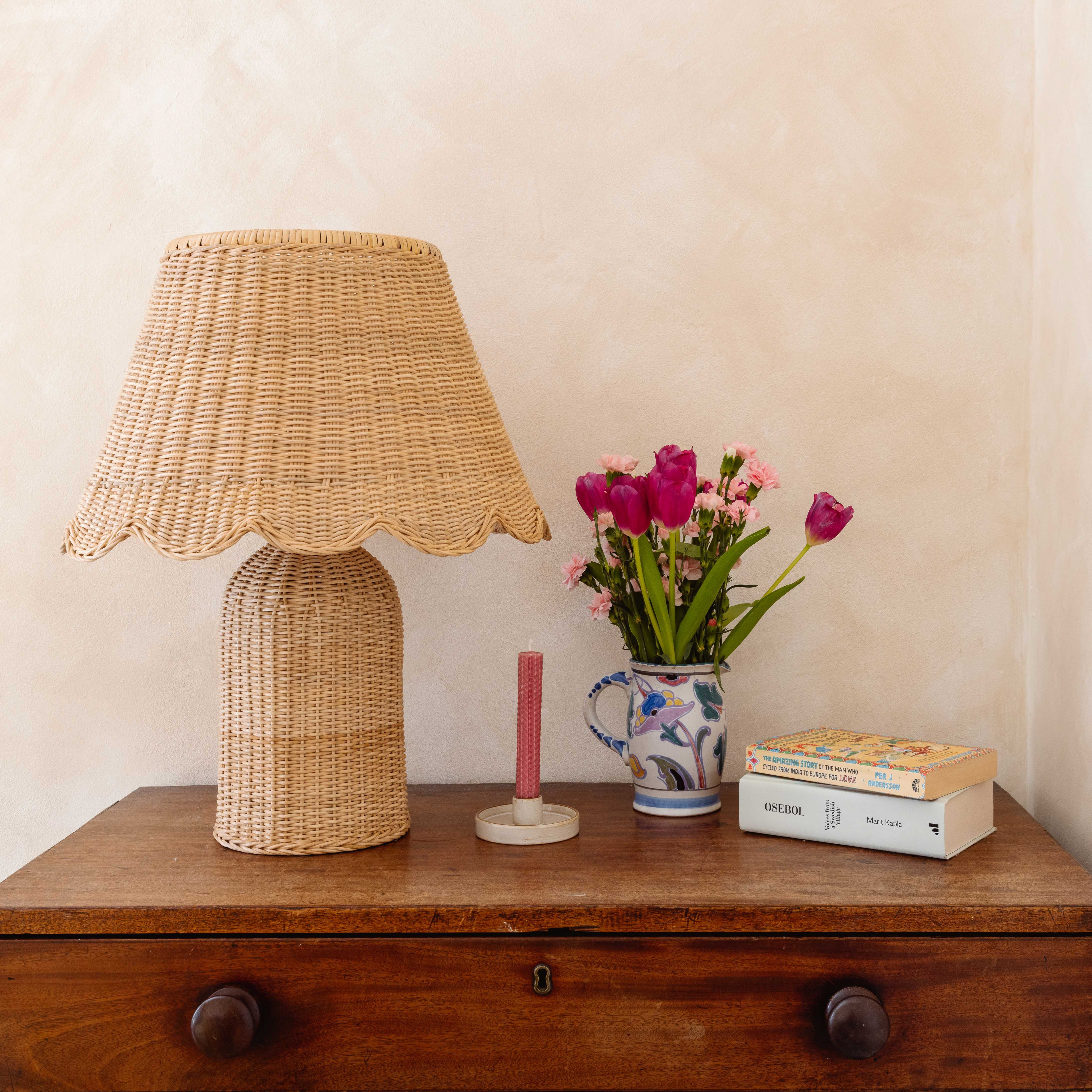 Sienna-table-lamp-on-a-table
