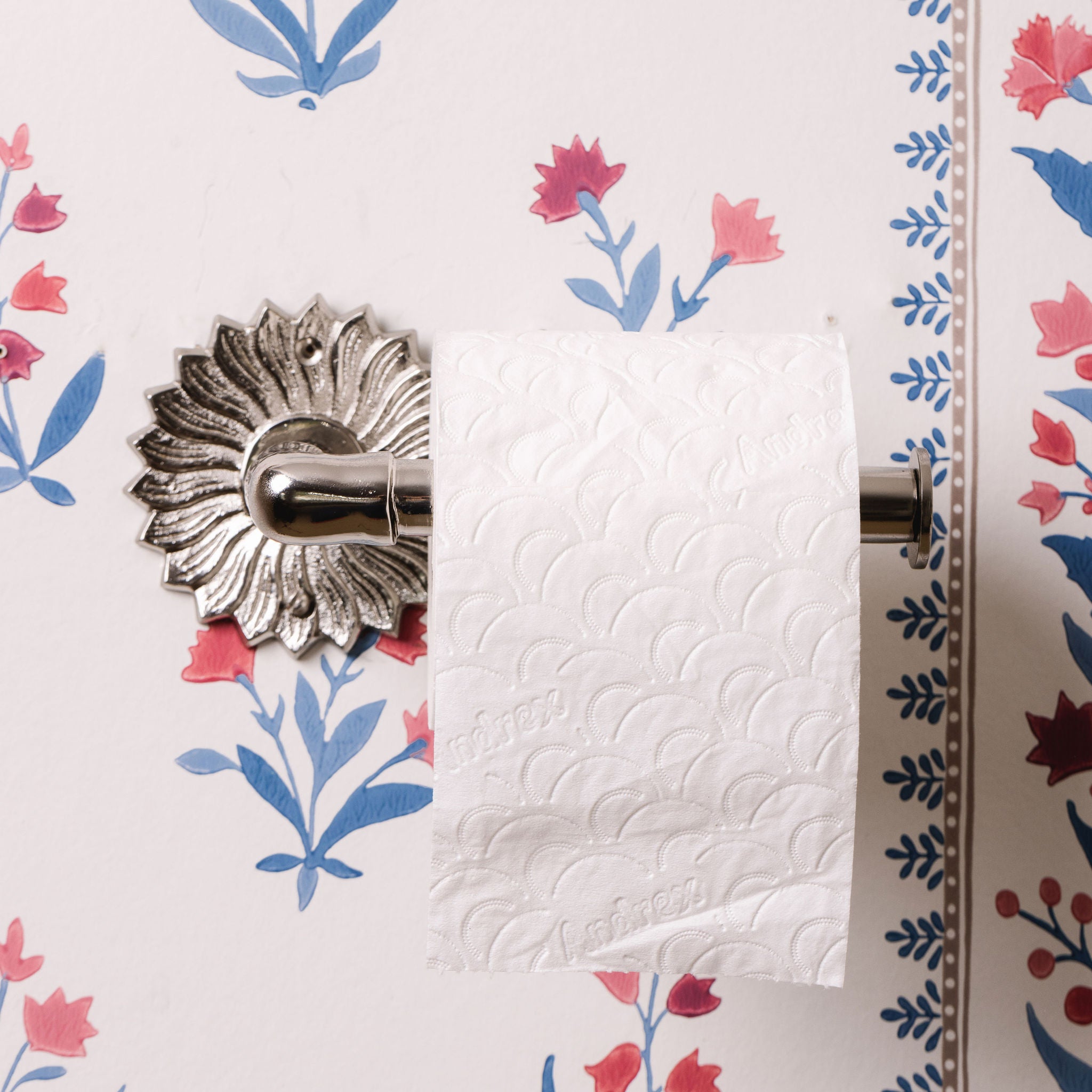 Sun-toilet-roll-holder-chrome-with-a-toilet-roll